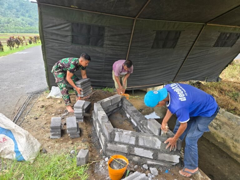 Satgas TMMD Ke-126 Kodim 0818/Malang-Batu yang berasal dari Satuan Yonzipur 5/Abw melaksanakan pembangunan Monumen TMMD di Dusun Krajan 1B, Desa Lebakharjo, Kecamatan Ampelgading, Kabupaten Malang