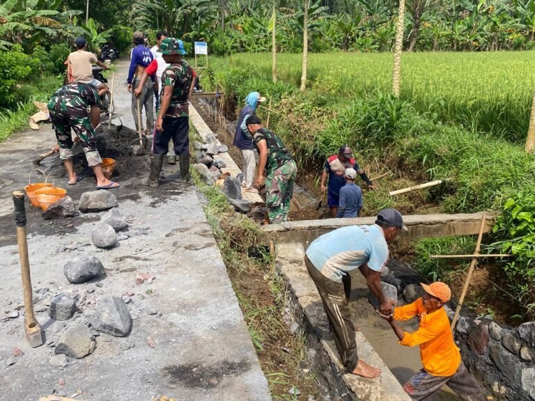 Satuan Tugas (Satgas) TNI Manunggal Membangun Desa (TMMD) ke-126 di Desa Lebakharjo, Kecamatan Ampelgading, Kabupaten Malang, terus memacu penyelesaian sasaran fisik menjelang berakhirnya program.