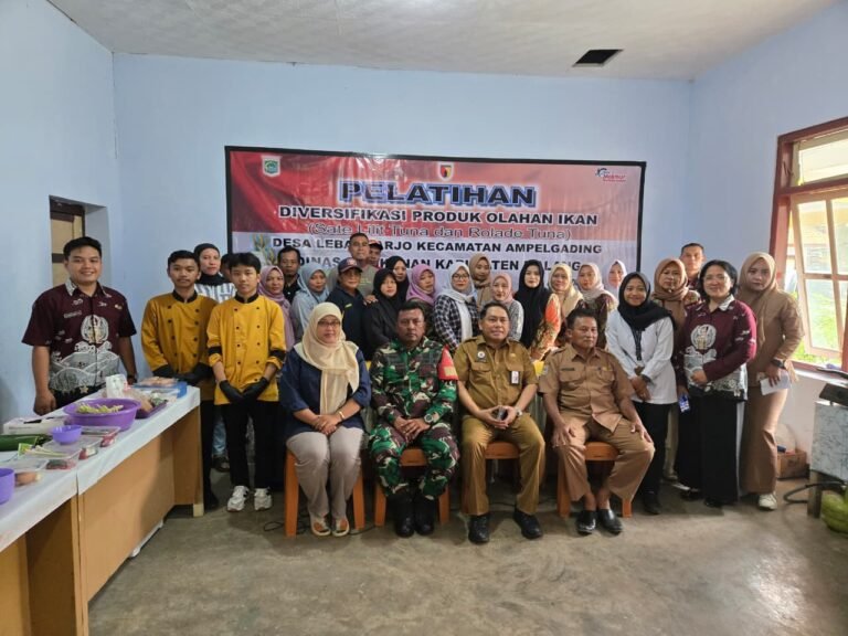 Dalam rangka kegiatan TNI Manunggal Membangun Desa (TMMD) Ke-126 Kodim 0818/Malang-Batu, Dinas Perikanan Kabupaten Malang turut berperan aktif melalui kegiatan Pelatihan Diversifikasi Produk Olahan Ikan yang dilaksanakan di Aula Desa Lebakharjo, Kecamatan Ampelgading, Kabupaten Malang