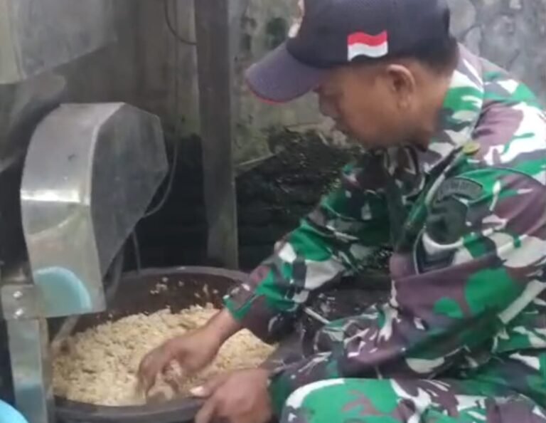 Di tengah semangat gotong royong pelaksanaan TNI Manunggal Membangun Desa (TMMD) ke-126, tampak suasana berbeda di salah satu rumah produksi tempe milik warga Desa Lebakharjo