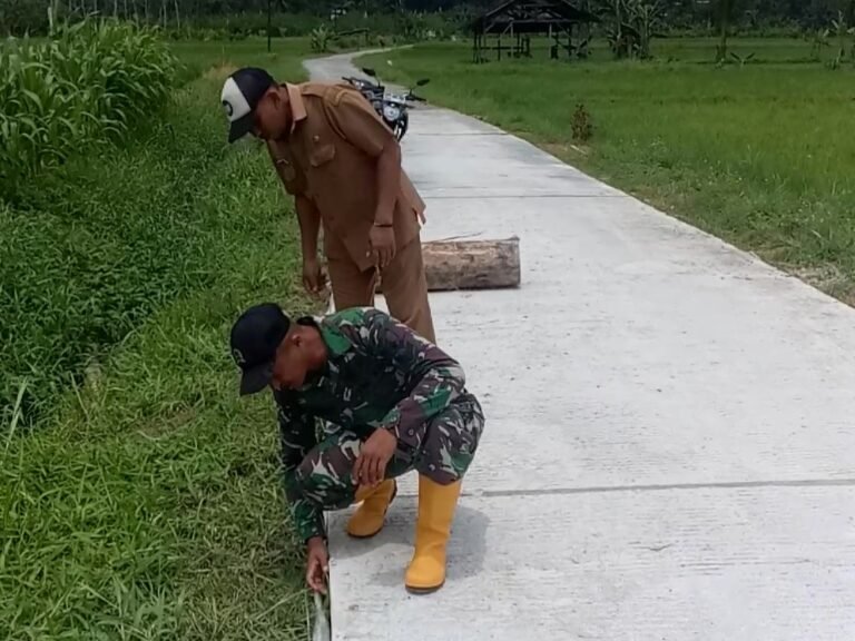 Sertu Farid, bersama Kepala Dusun Sukomaju, Desa Lebakharjo, Kecamatan Ampelgading, meninjau langsung hasil pekerjaan jalan rabat beton yang telah selesai 100 persen.