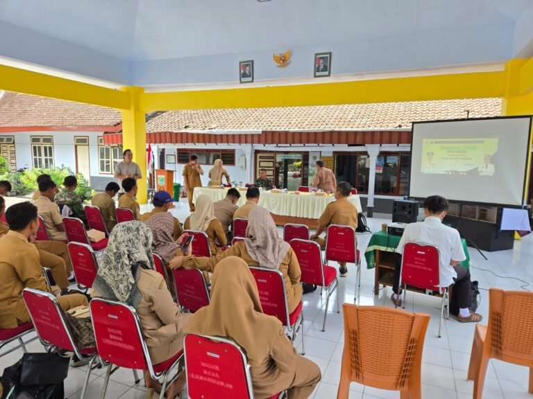 Kegiatan ini dilaksanakan di Balai Desa Lebakharjo, Kecamatan Ampelgading, dan dihadiri oleh perwakilan dari Diskominfo, Bapak Gatot, serta jajaran perangkat desa