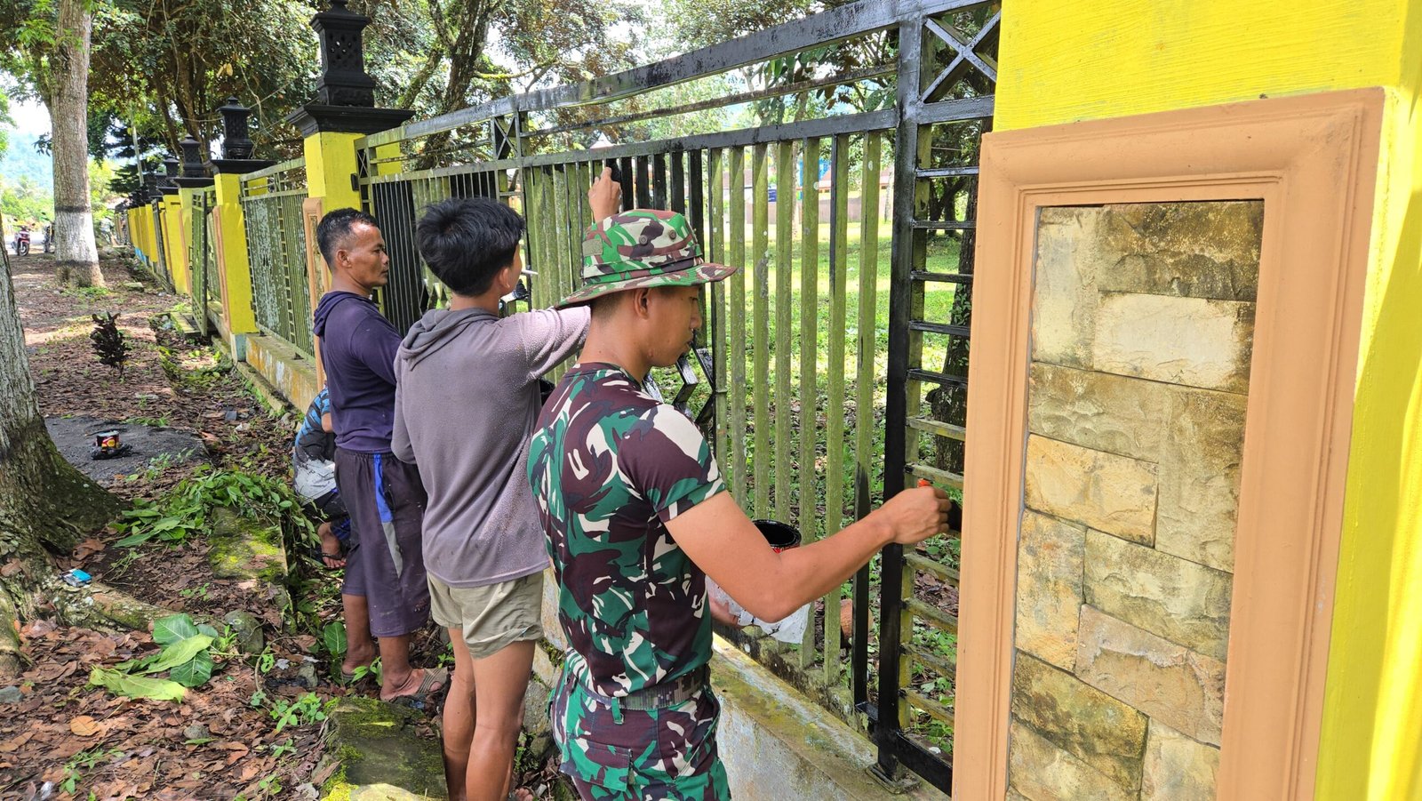Menjelang penutupan TNI Manunggal Membangun Desa (TMMD) ke-126 Kodim 0818/Malang-Batu, para anggota Satgas bersama masyarakat Desa Lebakharjo terus menunjukkan semangat kebersamaan dan gotong royong.