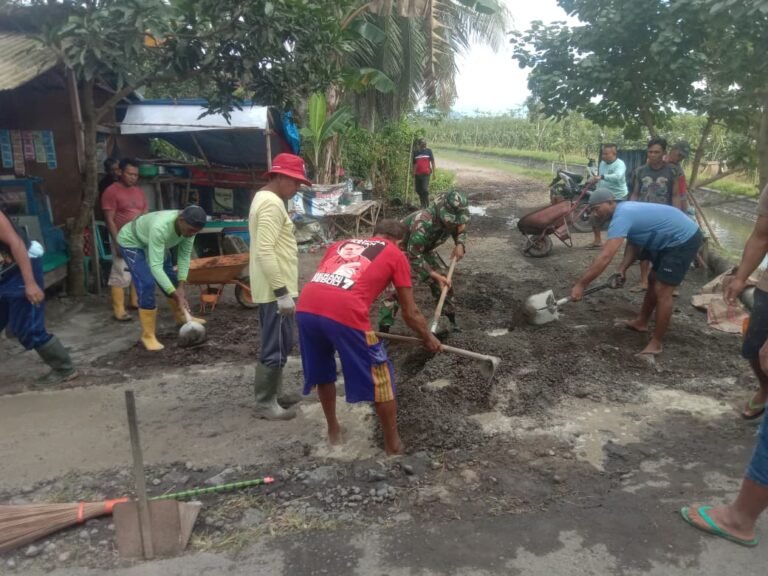 Aksi Cepat Babinsa dan Warga Bulurejo Gotong Royong Tutup Lubang Jalan Demi Keselamatan Pengguna