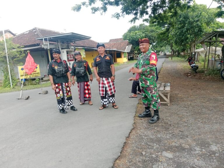 Babinsa Laksanakan Pengamanan Prosesi Ngaben Tokoh Agama Hindu di Desa Grajagan