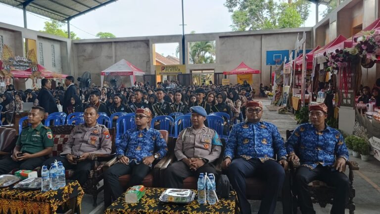 Babinsa Purwoharjo Hadiri Veyora Diesnatalis ke-43 dan Penobatan Putra Putri SMAN Purwoharjo 2025