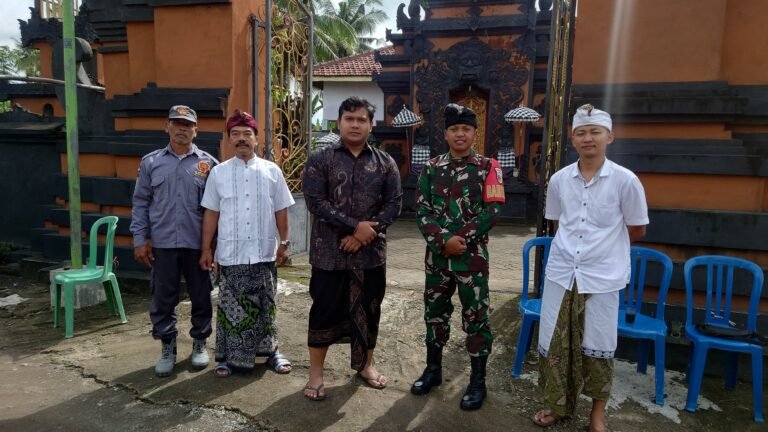Babinsa Bulurejo Monitoring Ibadah Hari Raya Galungan dan Kuningan di Pura Satya Dharma