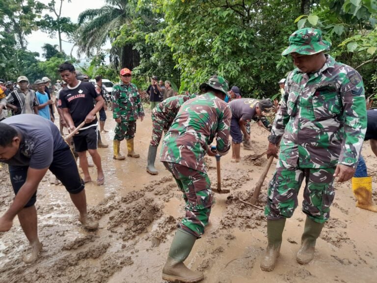 Respons Cepat! Kodim 0825 Banyuwangi Pimpin Karya Bakti Massal Bersihkan Longsor di Gunung Gamping*
