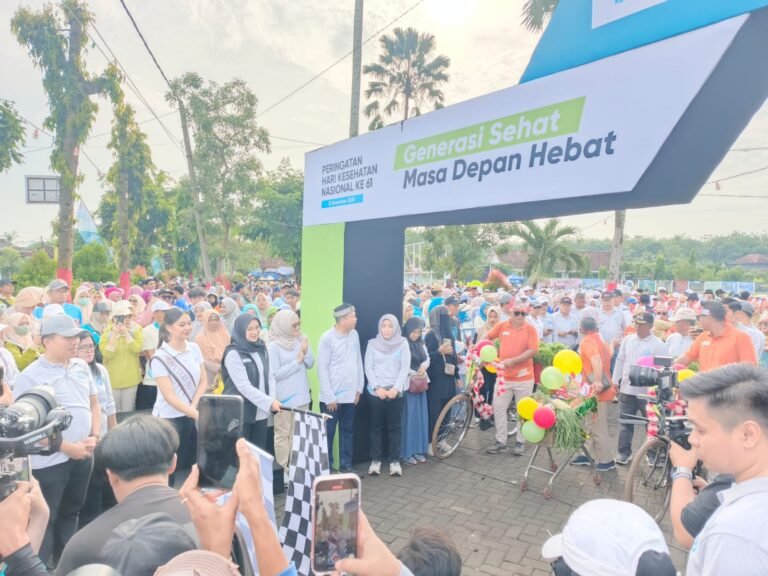 Babinsa Karetan Kawal Ketat Kegiatan Hari Kesehatan Nasional di Desa Karetan, Bupati Banyuwangi Lepas Peserta Jalan Sehat