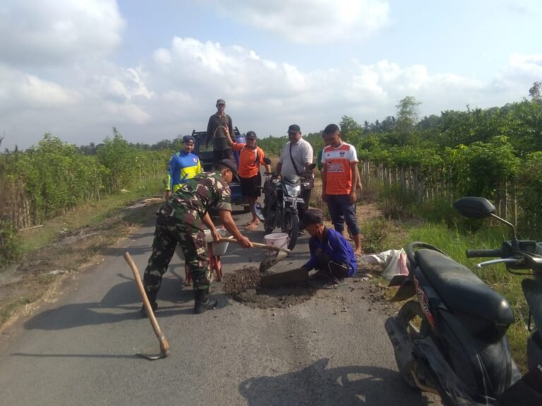 Babinsa Sidorejo Ajak Warga Gotong Royong Perbaiki Jalan Aspal Berlubang