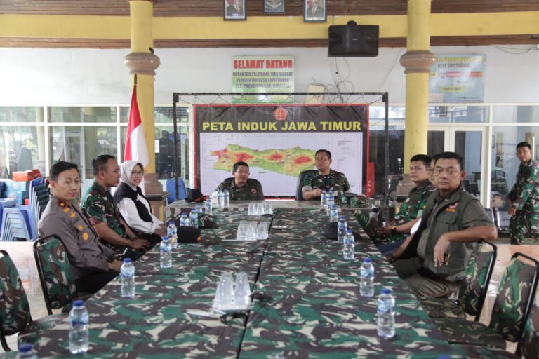 Danrem 083/Baladhika Jaya Bersama Forkopimda Lumajang Sambut Kepala BNPB Tinjau Dampak Erupsi Semeru
