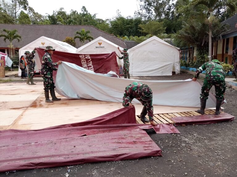 Koordinasikan Penataan Pengungsian, Danramil 07 Randuagung Pimpin Perapian Tenda di SMPN 02 Pronojiwo.