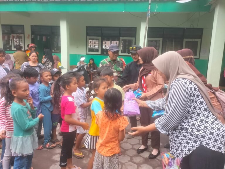 Babinsa Supiturang Dampingi Guru dan Relawan Berbagi Keceriaan untuk Anak-Anak di Pengungsian SDN 04 Supiturang.