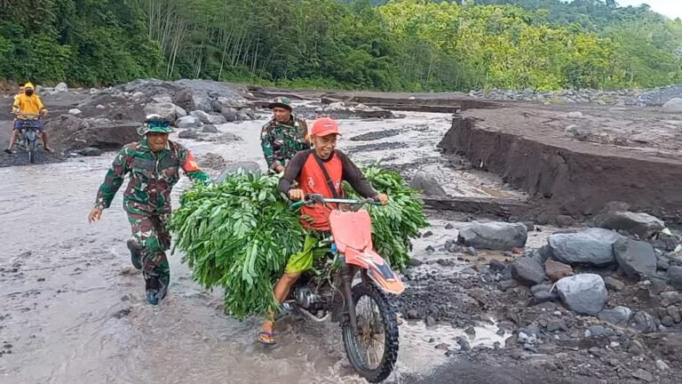 TNI Lumajang Tingkatkan Layanan Kemanusiaan: Bantu Warga Melintasi Aliran Lahar Dingin Semeru