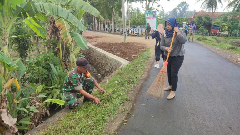 Babinsa Desa Karetan Ajak Warga Gotong Royong Bersihkan Lingkungan Demi Wujudkan Desa yang Sehat dan Asri