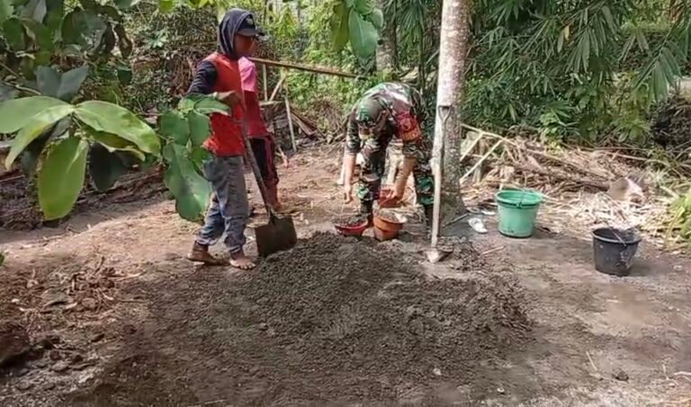 Babinsa Kradenan Serda Triyono Ajak Warga Kerja Bakti Renovasi Mushola