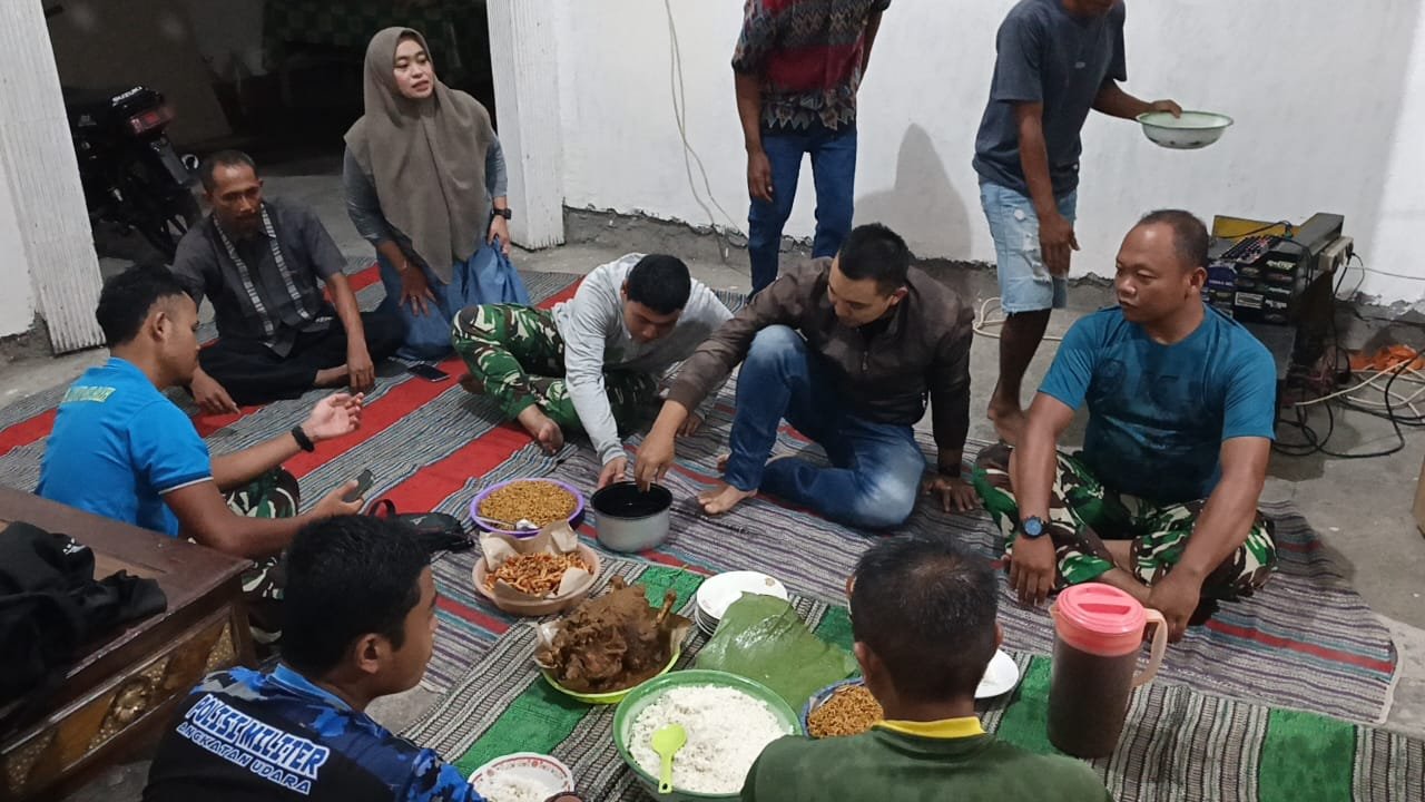 ‎Belasan warga bersama anggota Satgas TMMD 126 Lebakharjo turut hadir, duduk bersila di sebuah rumah warga, sambil menikmati sederhana namun sarat makna.