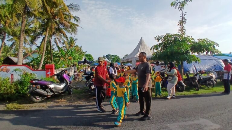 Babinsa Sumberasri Monitoring Kegiatan Jalan Sehat HUT ke-59 Desa Sumberasri