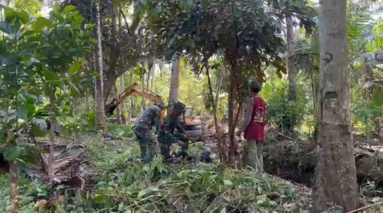 Satuan Tugas (Satgas) TNI Manunggal Membangun Desa (TMMD) ke-126 Fokus utama saat ini adalah kelanjutan Normalisasi Saluran Irigasi yang dilaksanakan oleh satuan Yonarmed 8/UY beserta masyarakat bertempat di Dusun Lebaksari, Desa Lebakharjo, Kecamatan Ampelgading, Malang