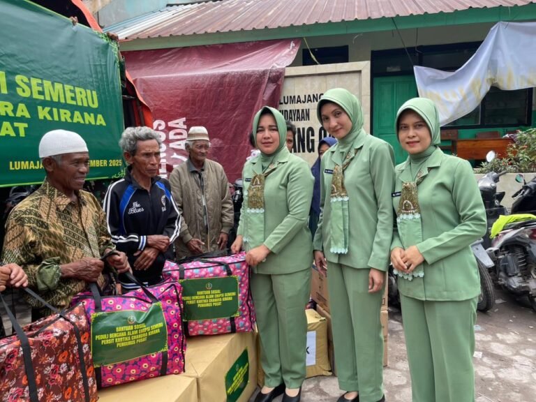 Sentuhan Kepedulian Ketua Umum Persit KCK untuk Warga Lumajang Terdampak Erupsi Semeru
