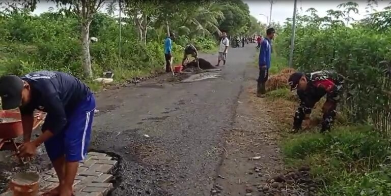 Babinsa Sidorejo Serma Kusmadi Ajak Warga Kerja Bakti Bersihkan Lingkungan