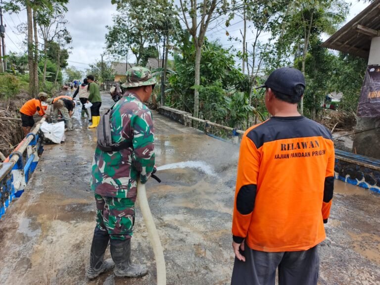 Personel TNI dan Relawan Kembali Pulihkan Pemukiman Terdampak, Pelda Said Pimpin Pembersihan Jalan Utama