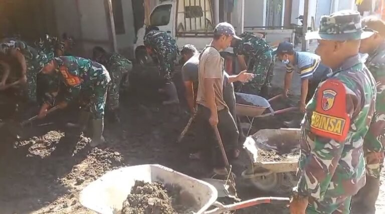 Aksi Cepat TNI: Rumah Warga yang Tertimbun Abu Semeru Dibersihkan Hingga Peralatan Berharga Diselamatkan