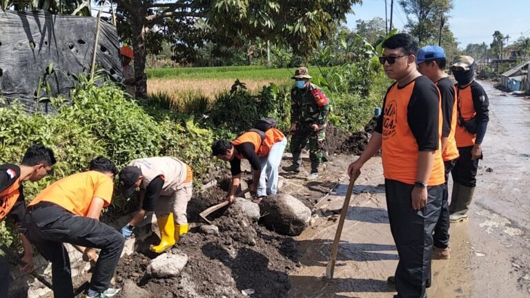 Normalisasi Irigasi Pasca Erupsi Semeru, Tim Gabungan Bergerak Pulihkan Akses dan Aliran Irigasi di Pronojiwo