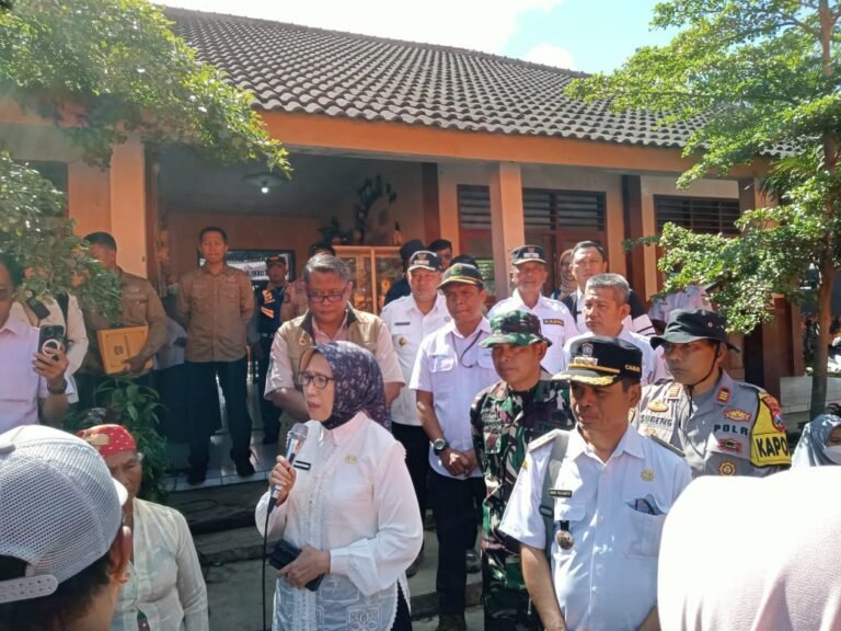 TNI Dampingi Penyerahan Bantuan, Bupati Lumajang Sampaikan Pesan Menyentuh untuk Pengungsi Semeru.