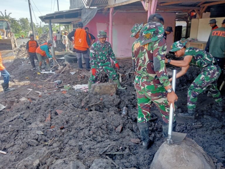 Pulihkan Permukiman, Personel TNI dan Relawan Evakuasi Material Vulkanik di Gumukmas.