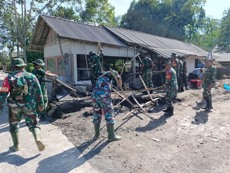 Aksi Kemanusiaan TNI: Pembongkaran Rumah Terdampak Erupsi untuk Pemulihan Warga.