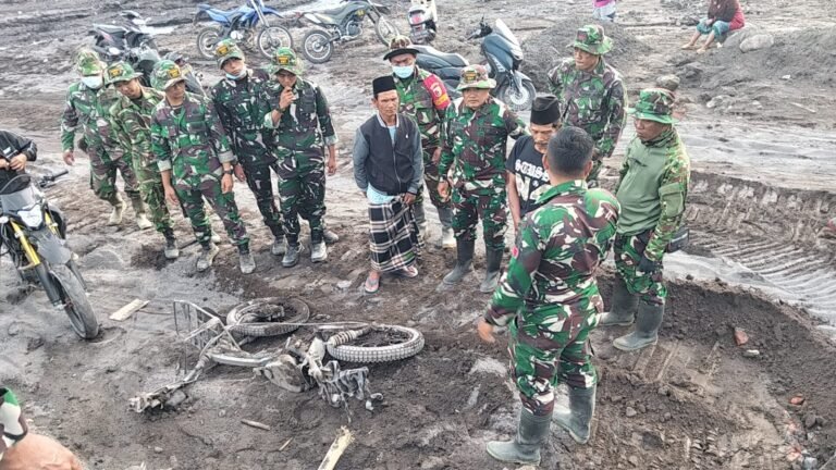 Personel Kodim 0821/Lumajang Intensifkan Pembersihan Lanjutan Material Pasir di Rumah Warga Terdampak Erupsi Semeru