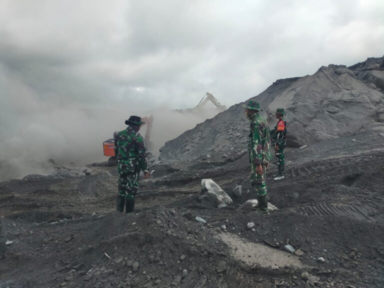 Bati Tuud Koramil Pronojiwo Pimpin Patroli dan Monitoring Pengerjaan Sodetan di Sumbersari Atas