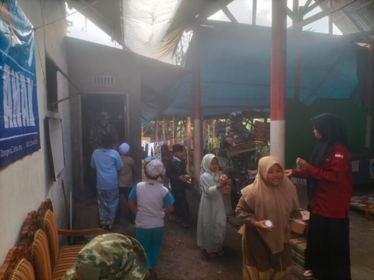 TNI Tetap Hadir: Monitoring Belajar Siswa Korban Erupsi Semeru di Tenda Darurat