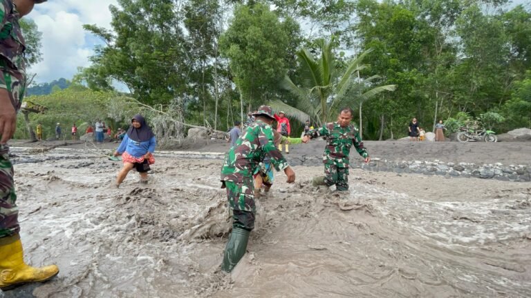 Personel Siaga Bencana Kodim 0821/Lumajang Bantu Warga Menyebrang Sungai Dusun Sumberlangsep