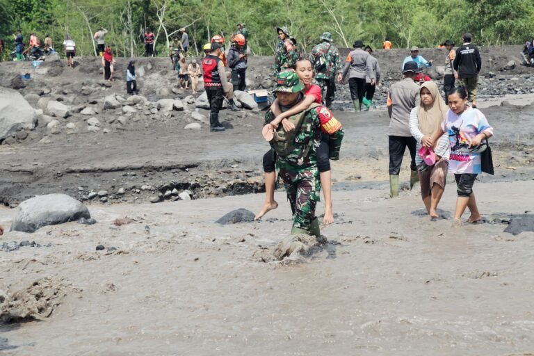 TNI Evakuasi Warga di Tengah Derasnya Lahar Dingin Semeru: Wujud Nyata Pengabdian Tanpa Batas