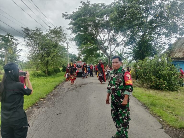 BABINSA DESA GRAJAGAN MONITORING KEGIATAN SENI BUDAYA “MANTU KUCING” DI DUSUN CURAHJATI