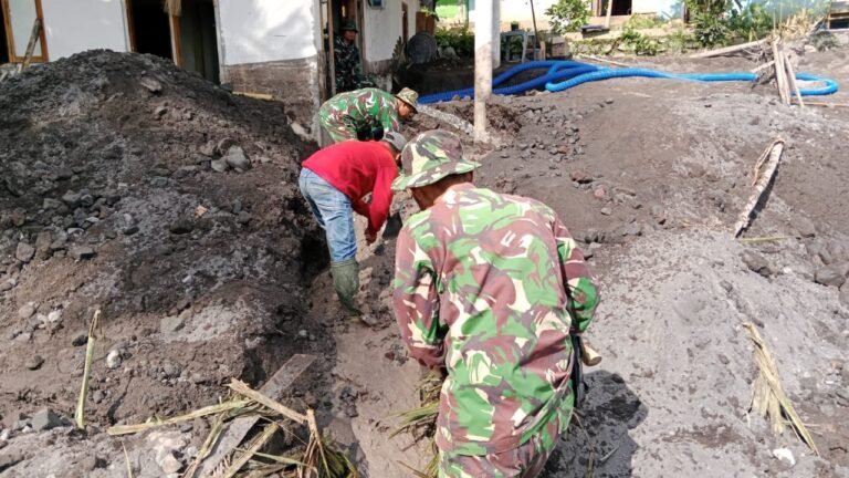 Selamatkan Harta Benda Korban, Bati Tuud Koramil Candipuro Pimpin Evakuasi Aset Warga Terdampak Lahar Dingin