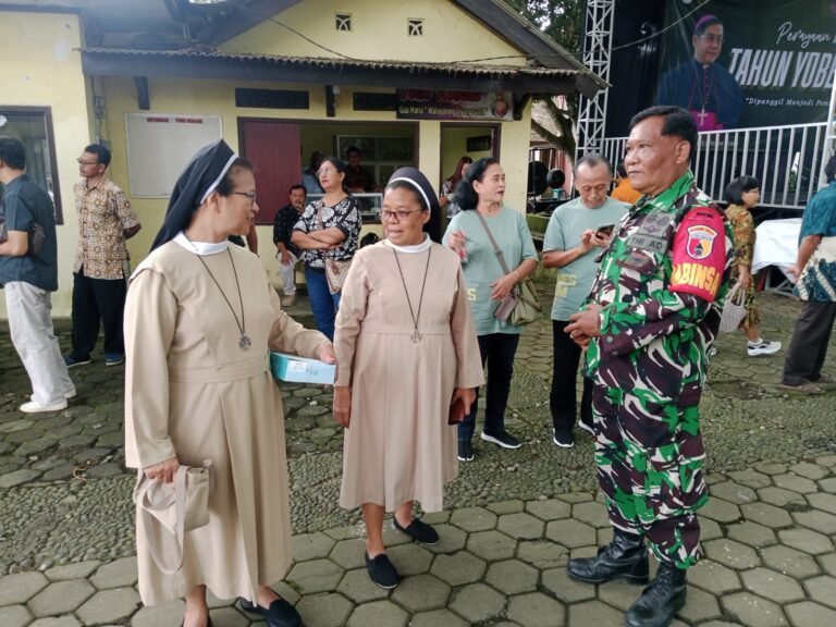 Babinsa Desa Grajagan Laksanakan Pengamanan Ibadah Natal di Gua Maria Ratu Para Rasul