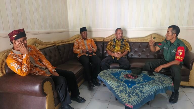 Babinsa Desa Karetan Laksanakan Komunikasi Sosial dengan Tokoh Masyarakat