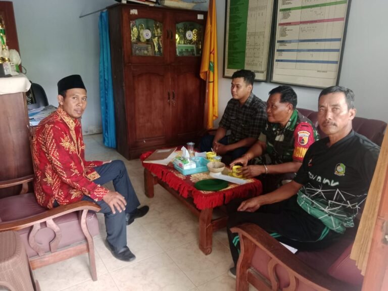 Babinsa Desa Grajagan Laksanakan Komunikasi Sosial dengan Kepala Sekolah SMP Praja Mukti Kosgoro