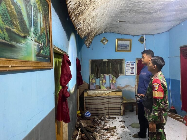 Babinsa Desa Bulurejo Tinjau Rumah Warga yang Rusak Akibat Curah Hujan Tinggi