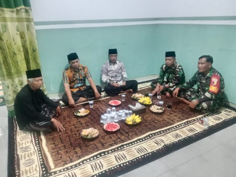 Babinsa Desa Grajagan Laksanakan Komsos Bersama Tokoh Masyarakat