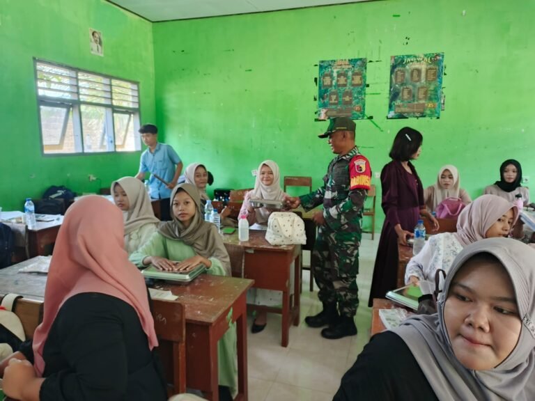 Babinsa Desa Purwoharjo Dampingi Pendistribusian Makan Bergizi Gratis di Sekolah