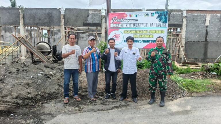 Babinsa Desa Sumberasri Dampingi Kunjungan Pengawasan Pembangunan Koperasi Merah Putih