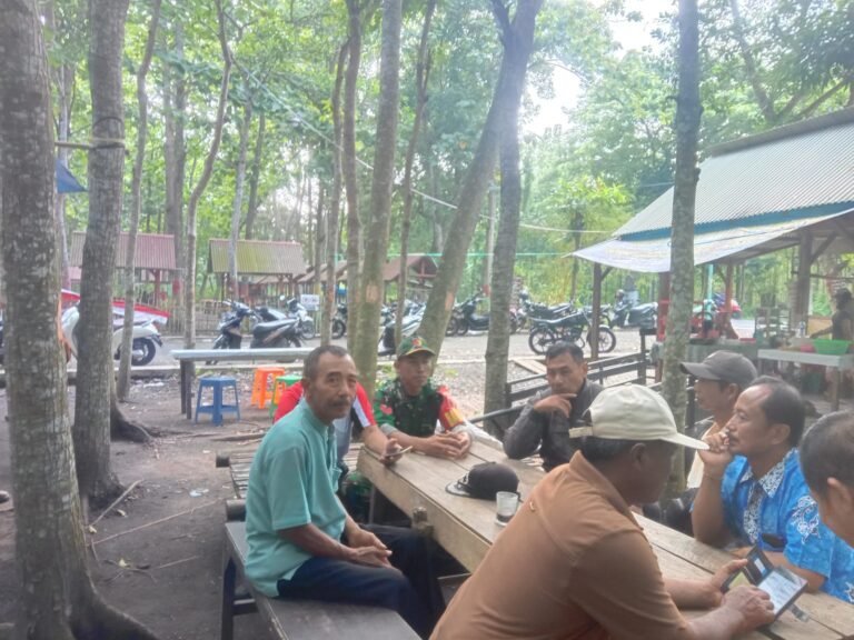 Babinsa Desa Karetan Koordinasi dengan Perhutani Terkait Rencana Pembangunan KDKMP
