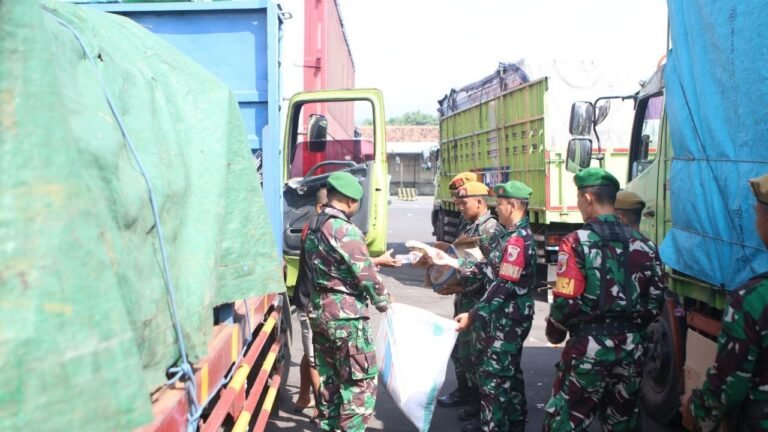 Senyum Haru Para Supir di Ketapang: Aksi Tulus Personel Kodim 0825 Banyuwangi Bikin Sopir Truk Merasa Diperhatikan